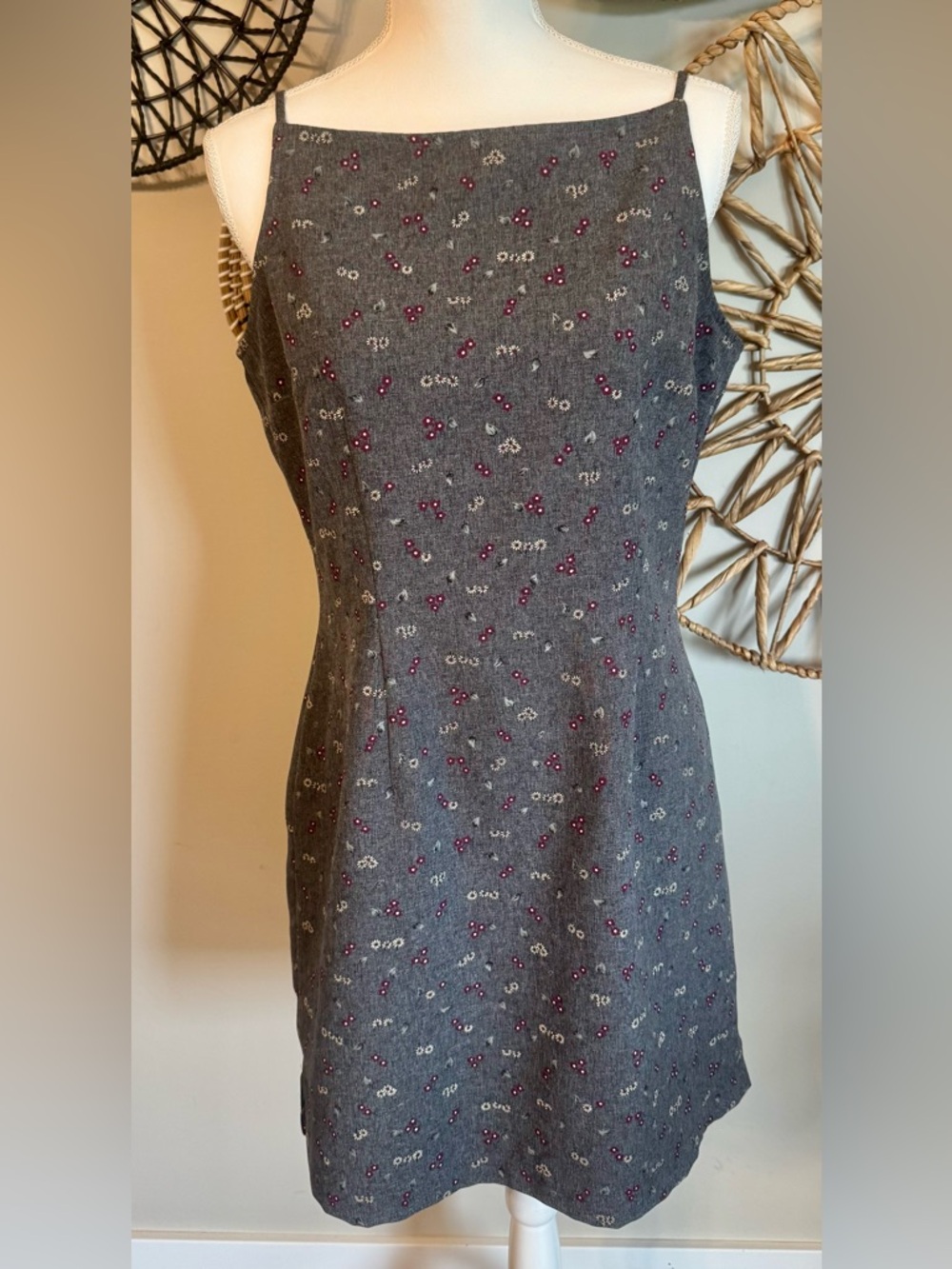 Junior’s Gray Mini Jumper Dress with Daisy Floral Pattern Size L (11/13)